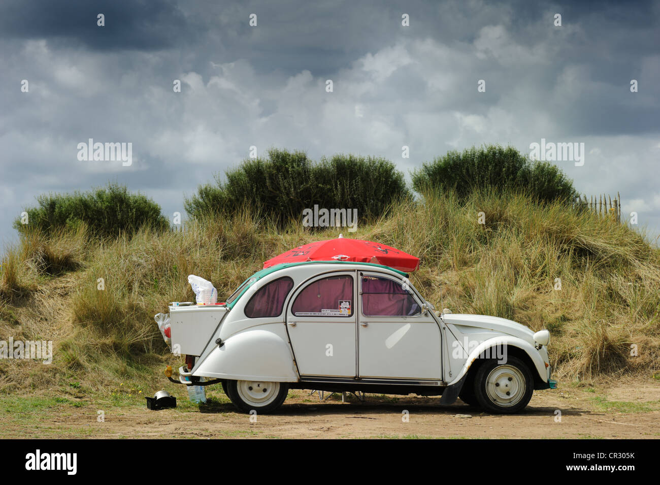 Camping "pato", Citroën 2CV, deux chevaux, utilizado como Camper, Finisterre, Bretaña, Francia, Europa Foto de stock