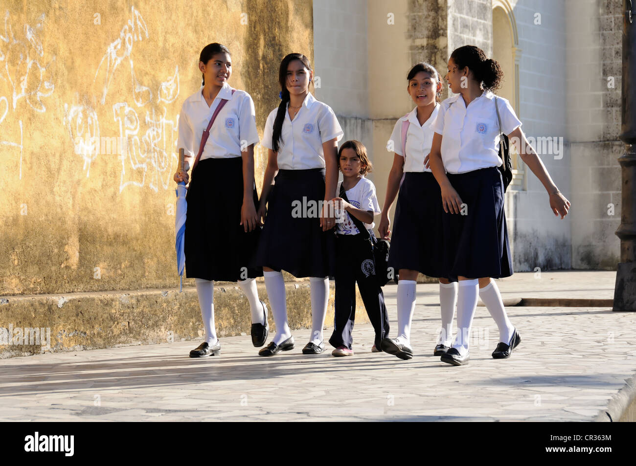 Las alumnas de camino a la escuela, León, Nicaragua, Centroamérica Foto de stock