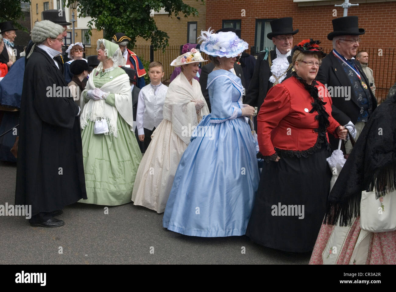 Festival de Charles Dickens. Rochester Kent, Reino Unido. Las mujeres llevan vestidos crinoline. Período Crinolines traje Victoriano. HOMER SYKES Foto de stock