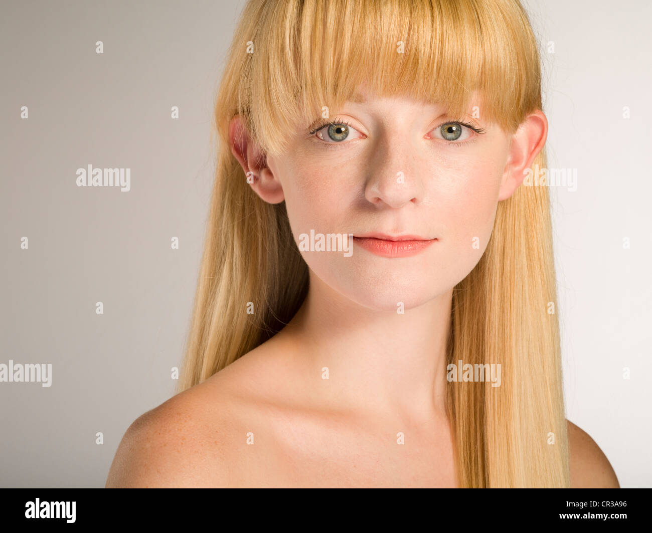 Tez pálida caucásico / rubia chica con el pelo rubio en sus años veintes Foto de stock