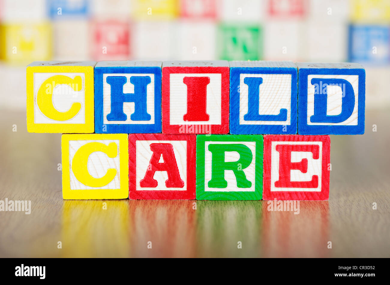 Child Care deletreó en alfabeto Bloques de construcción Foto de stock