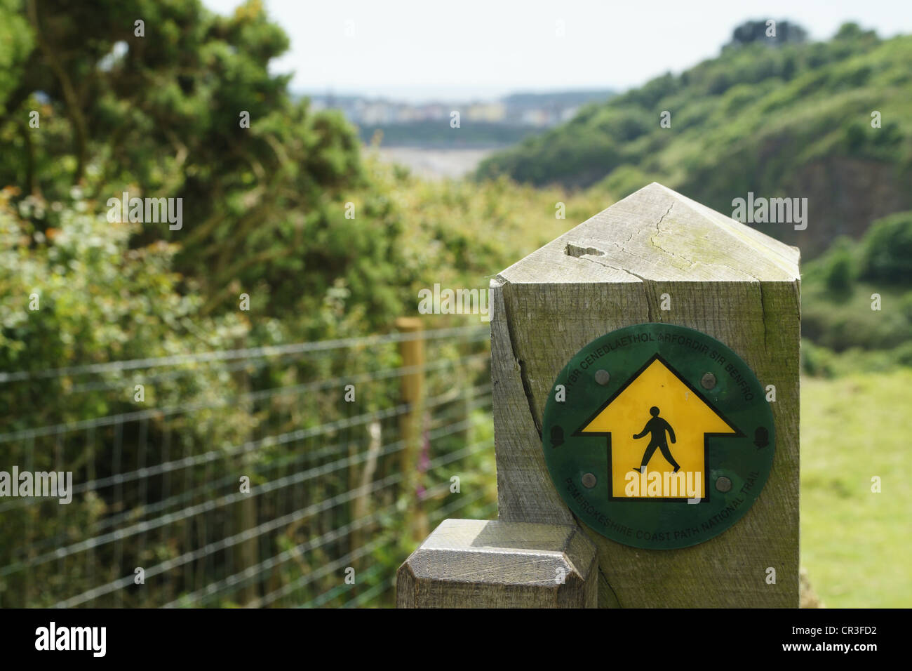 Cartel sobre la Ruta Costera de Pembrokeshire Foto de stock