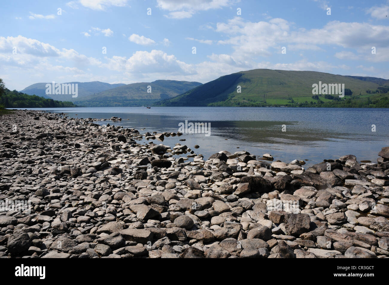 Vista de la orilla del Loch Earn, Perthshire desde la carretera austral alrededor del loch Foto de stock