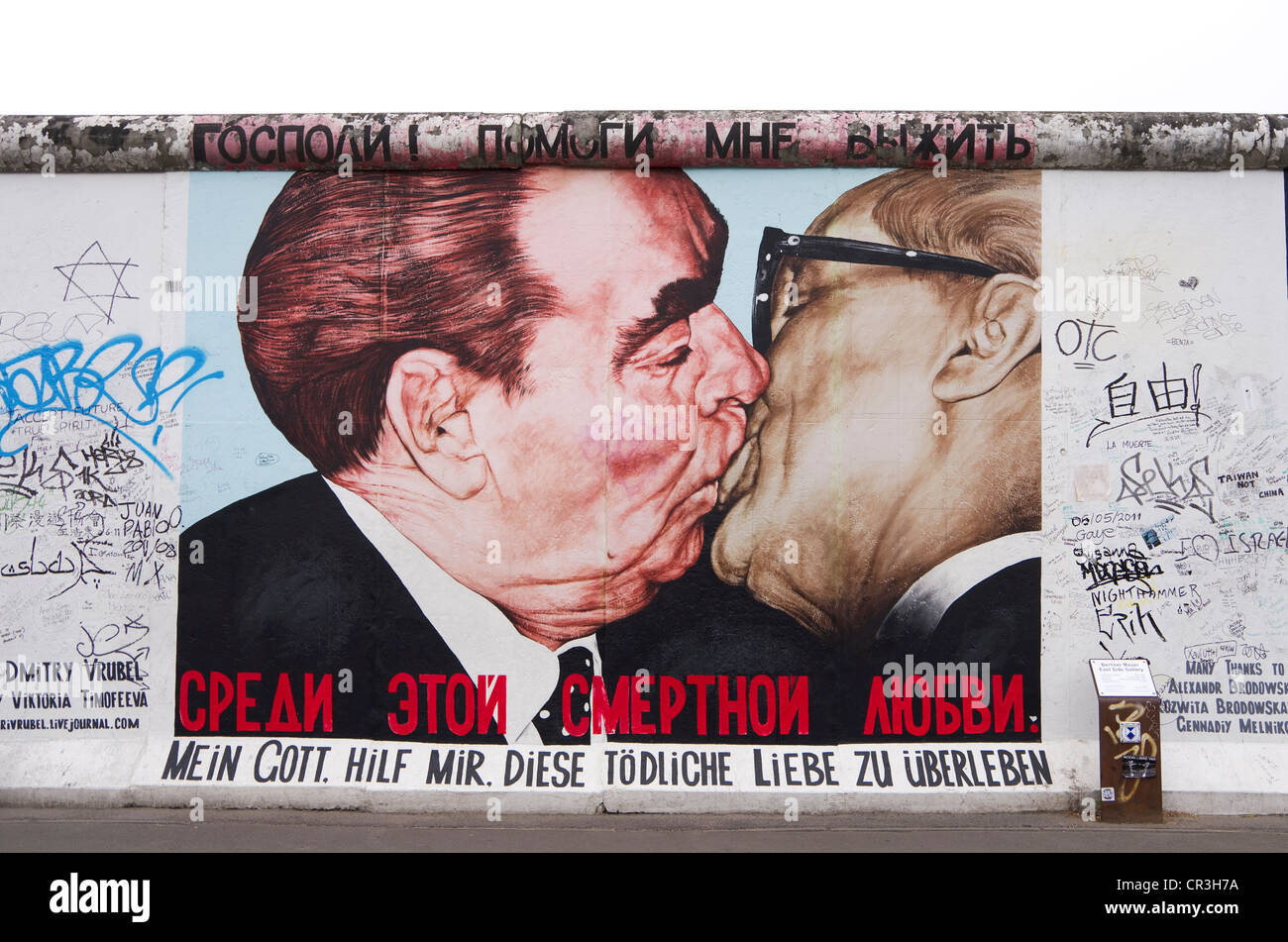 East Side Gallery, el muro de Berlín, beso fraterno, Erich Honecker y Leonid Brezhnev, Berlín, Alemania, Europa Foto de stock