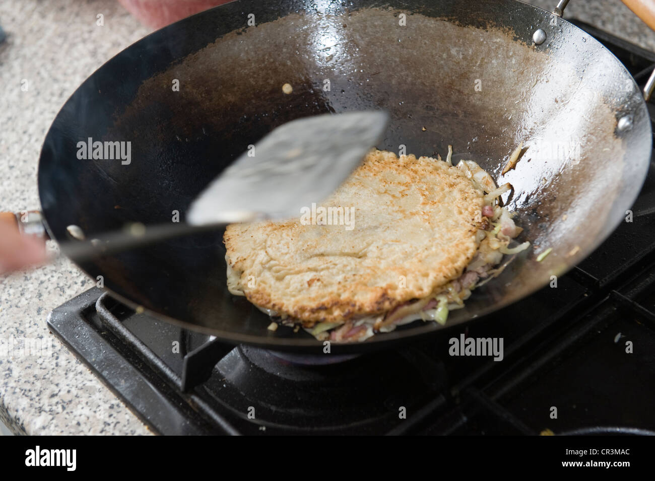 Cooking with a wok fotografías e imágenes de alta resolución - Alamy