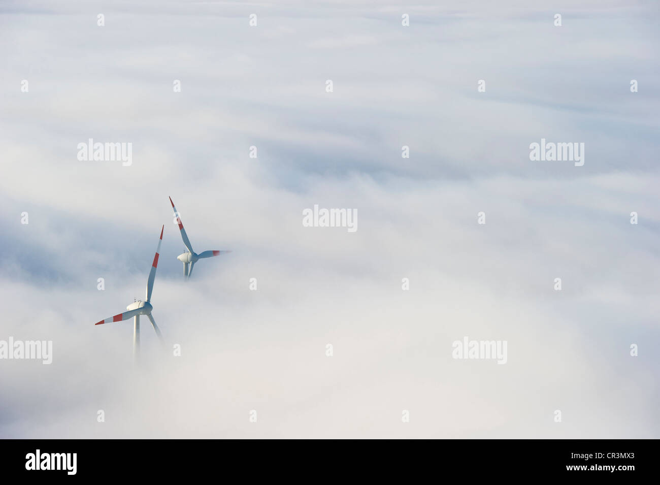 Las turbinas eólicas que sobresalen de la niebla, Schauinsland montaña cerca de Friburgo en Breisgau, Bosque Negro cordillera Foto de stock