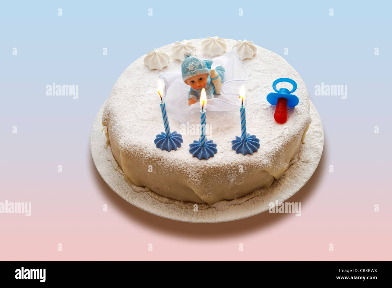 Torta de cumpleaños, torta de mazapán con tres velas, una figura de bebé y  un chupete Fotografía de stock - Alamy
