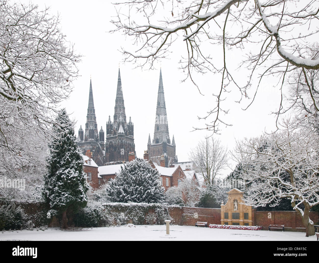 Tres pináculos de Lichfield Cathedral visto desde el Memorial Gardens con una manta de nieve del invierno Foto de stock