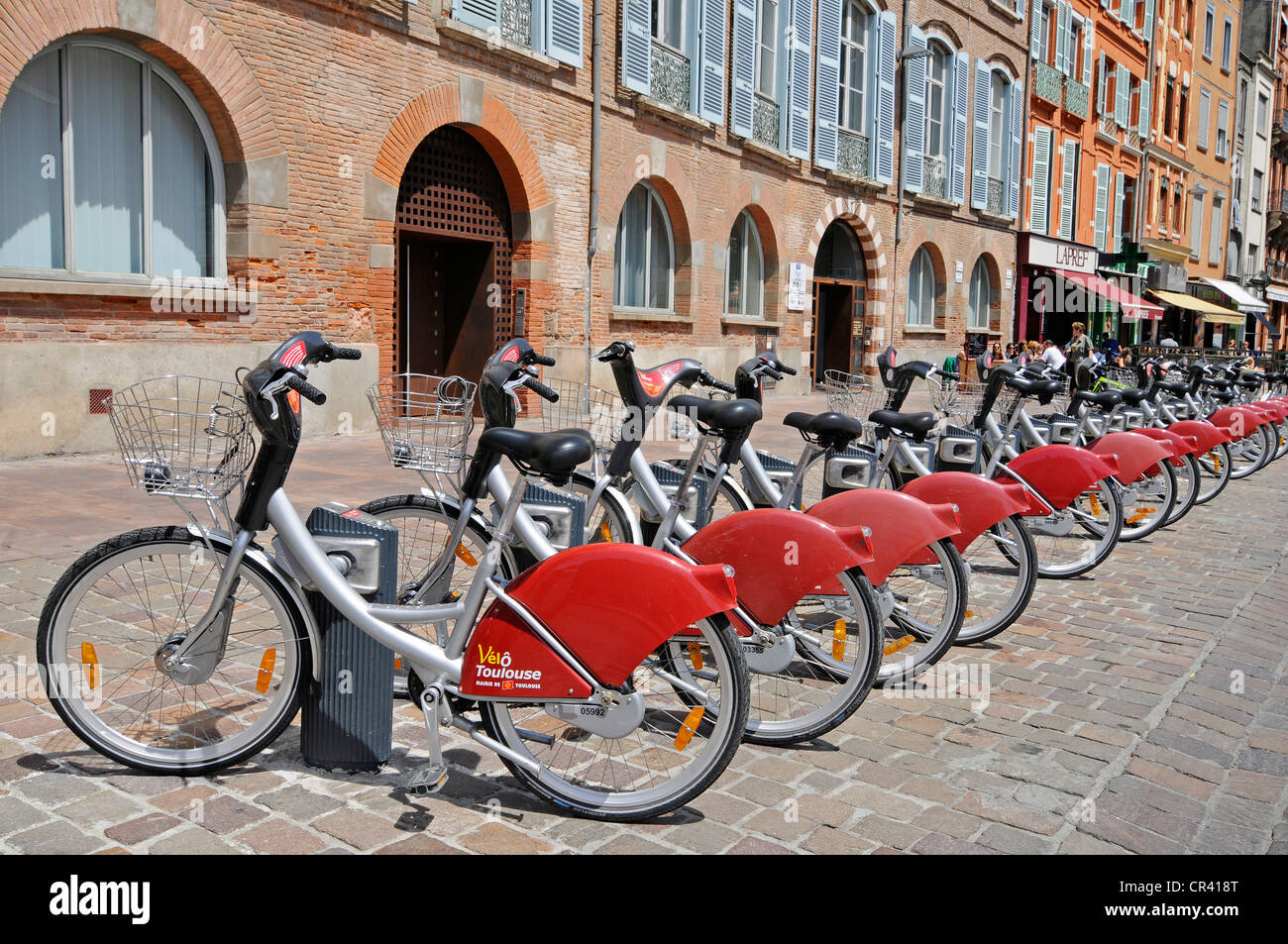 Alquiler de bicicletas, Place Saint Etienne square, Toulouse, Departement  Haute-Garonne, Midi-Pyrénées, Francia, Europa Fotografía de stock - Alamy