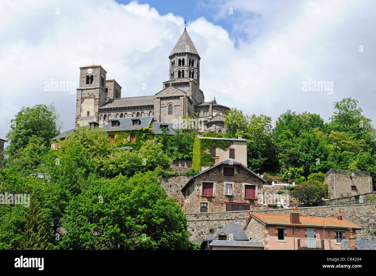 Iglesia románica, Saint Nectaire, departamento de Puy-de-Dome, Auvergne, Francia, Europa Foto de stock