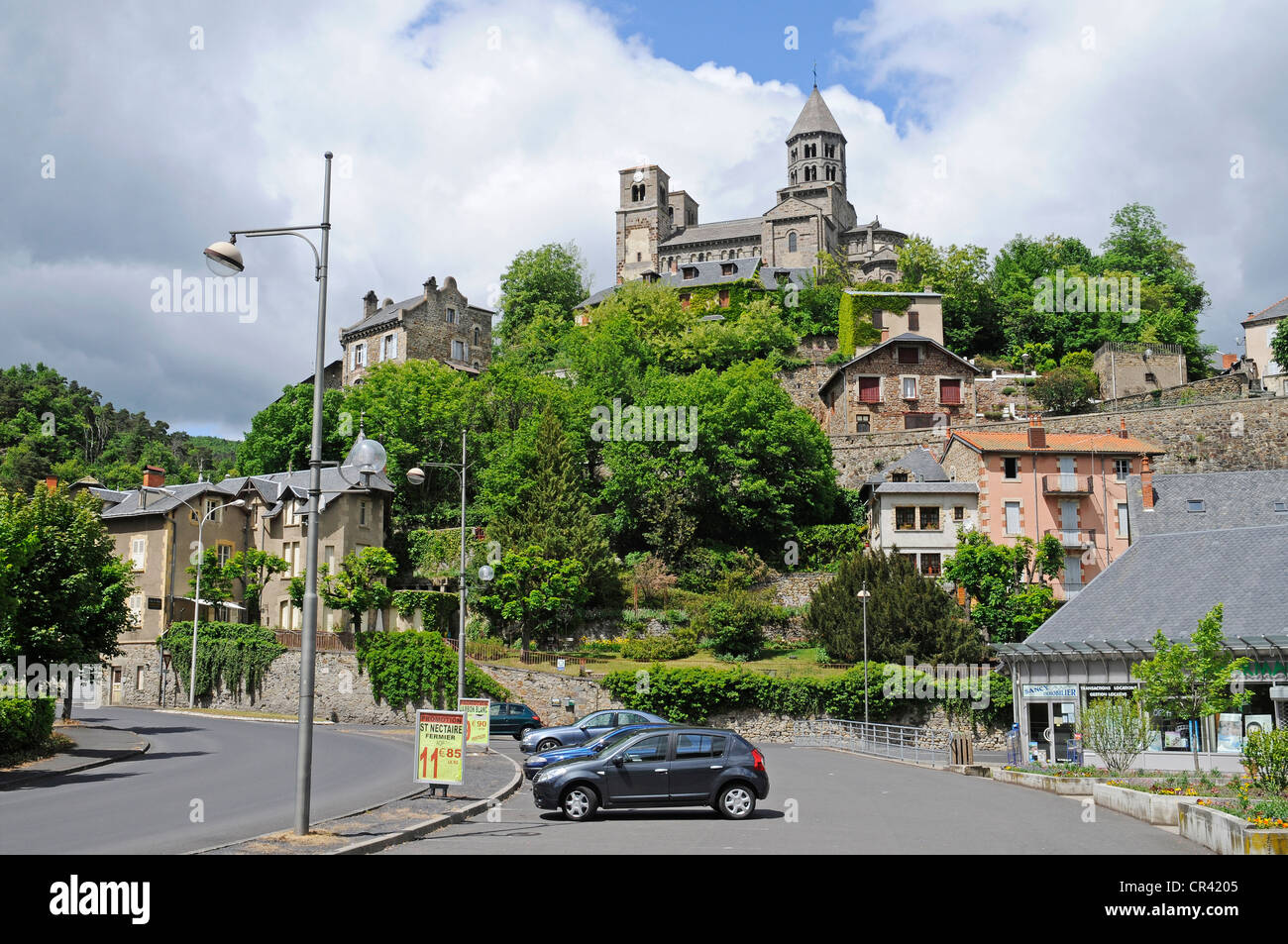 Iglesia románica, Saint Nectaire, departamento de Puy-de-Dome, Auvergne, Francia, Europa Foto de stock