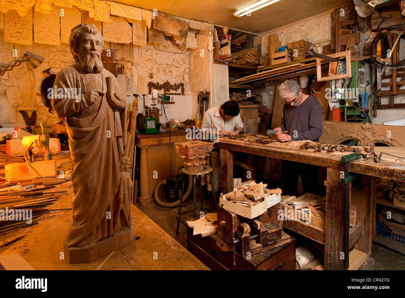 Francia, París, Vincent Mouchez, madera escultor artesano Foto de stock