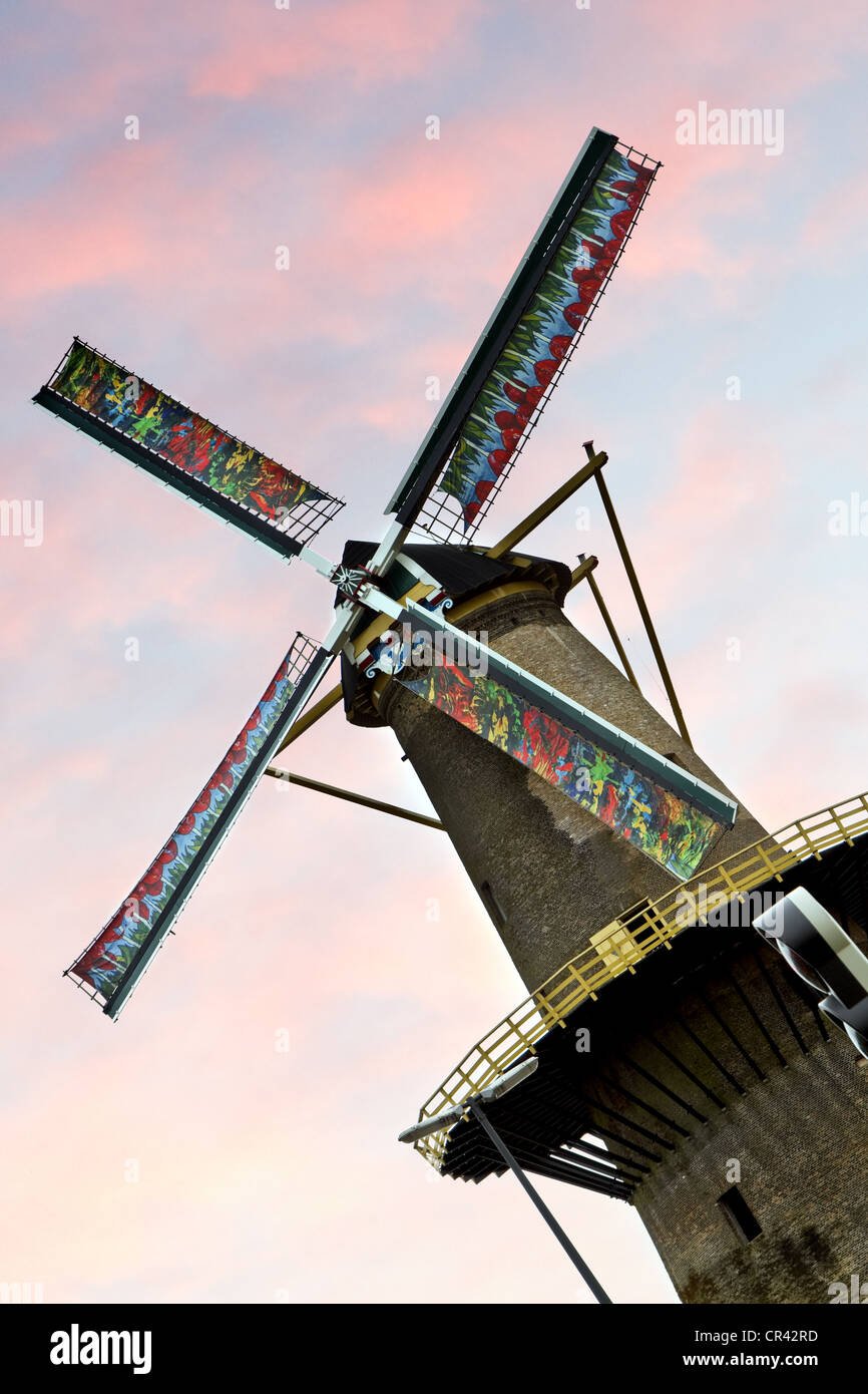 Decoración artística windmill en Vlaardingen, Holanda en primavera Foto de stock