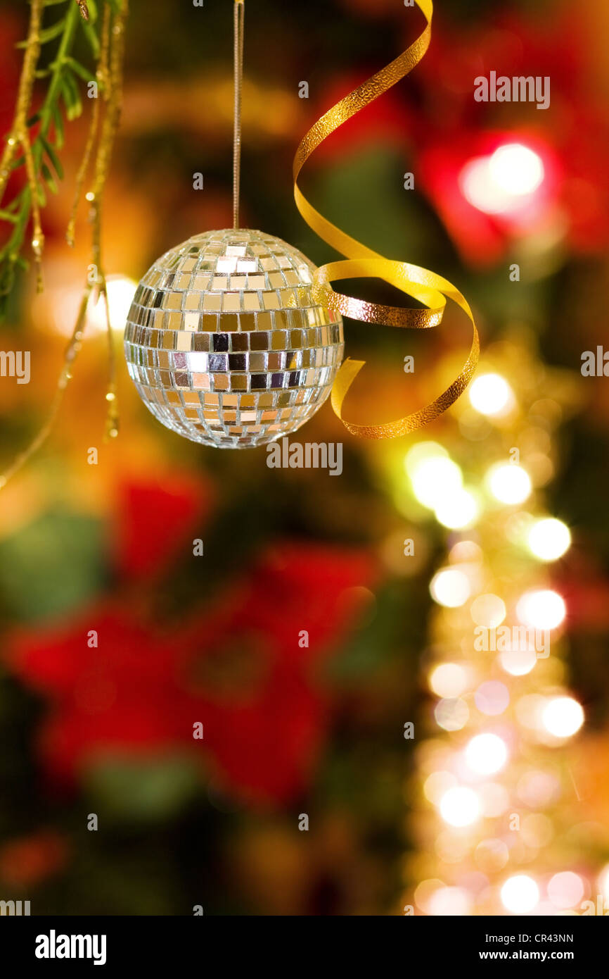 La magia de Navidad tarjeta de felicitación con bola de discoteca decoración y cintas doradas sobre el árbol de luces. Foto de stock
