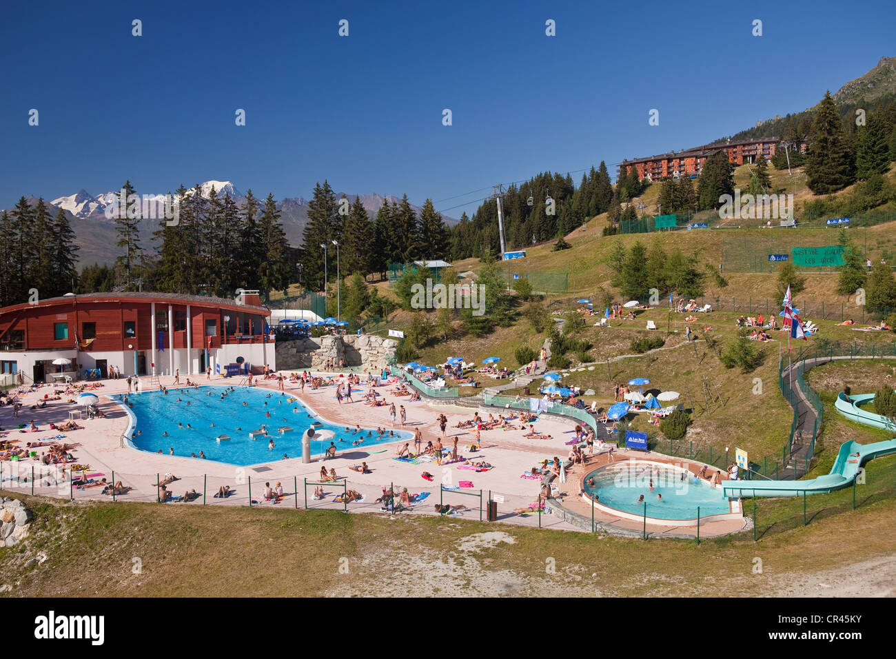 Francia, Savoie, Les Arcs 1800, la piscina y las vistas del Mont Blanc (4810 m) Foto de stock