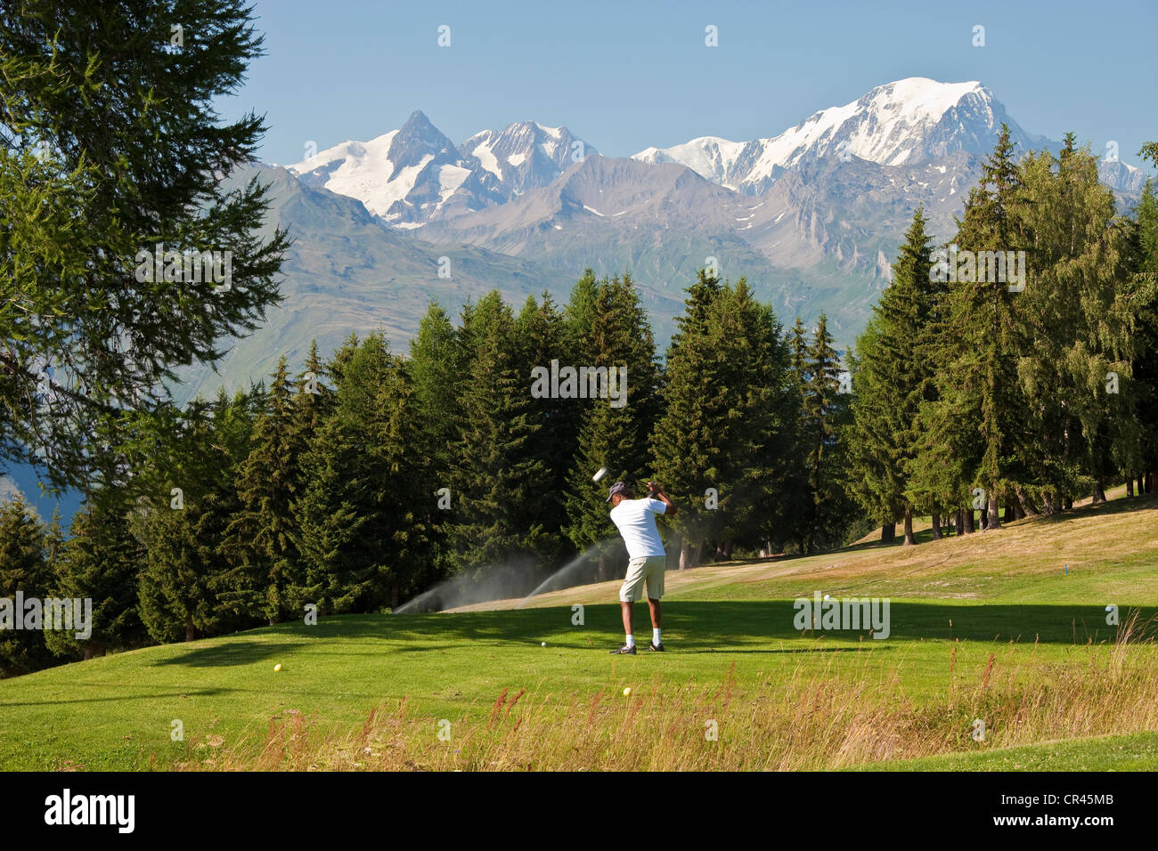 Francia, Savoie, Les Arcs 1800, el campo de golf hacia el Mont Blanc (4810m) Foto de stock