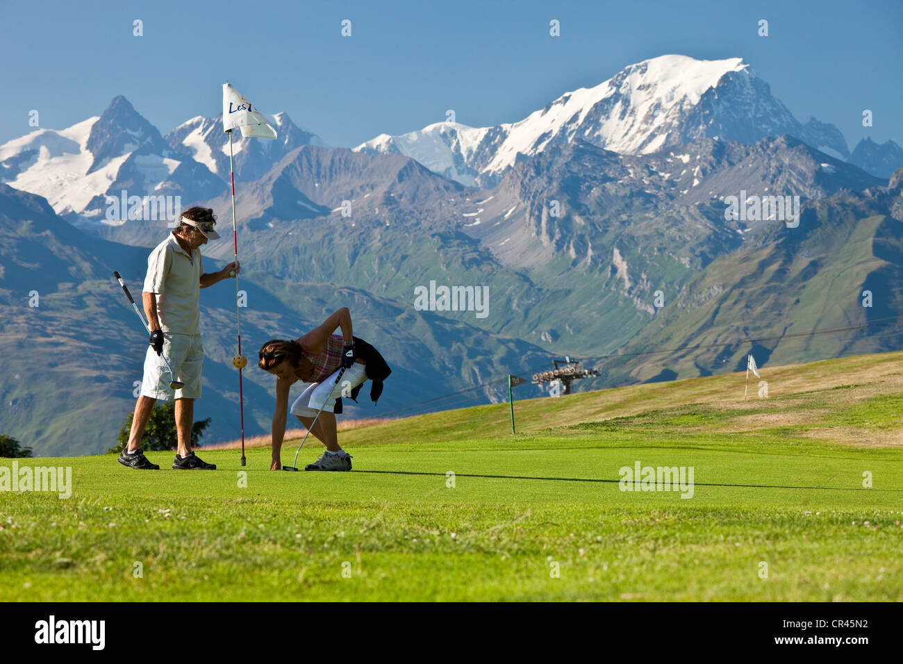 Francia, Savoie, Les Arcs 1800, el campo de golf hacia el Mont Blanc (4810m) Foto de stock