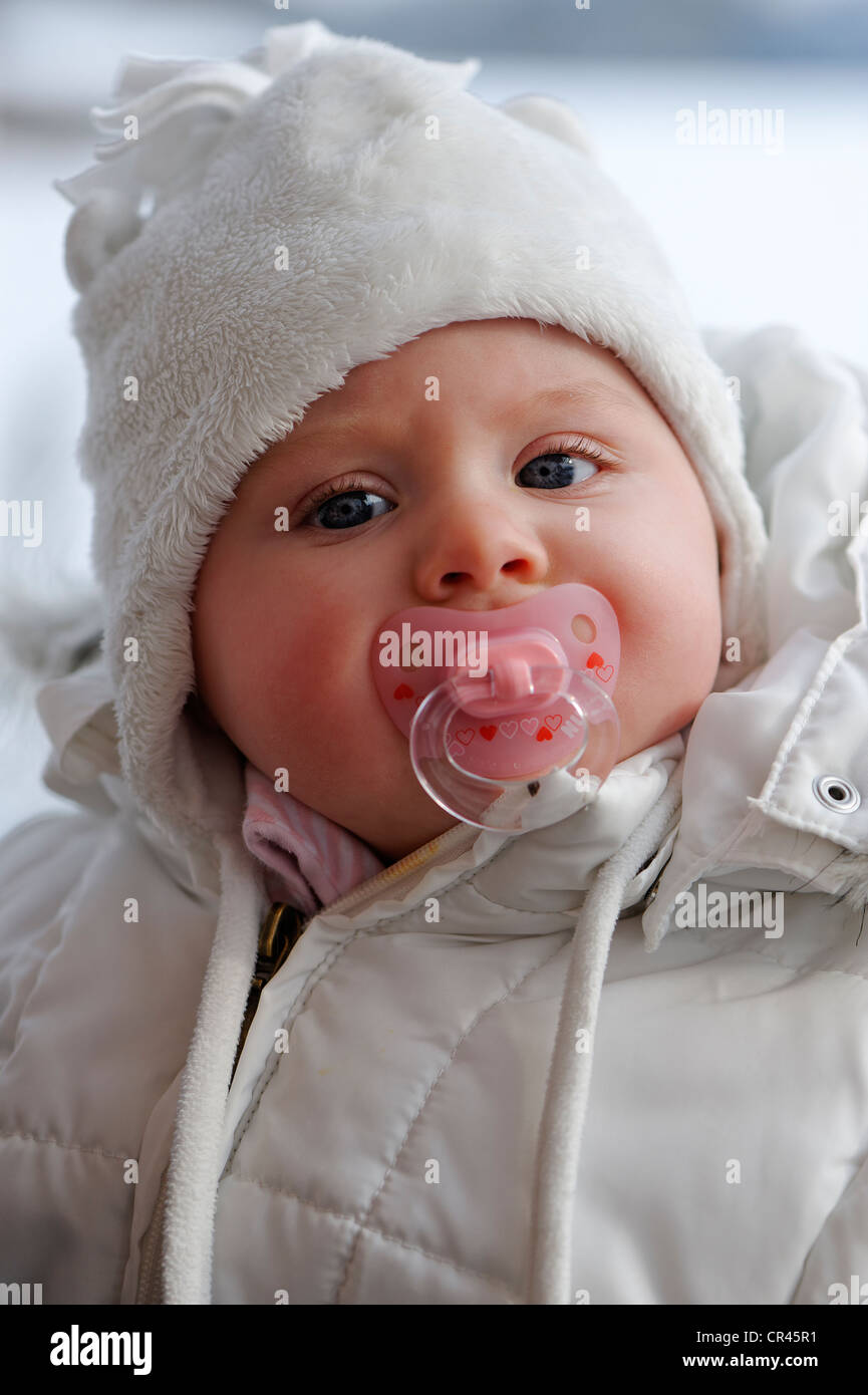 Chupetes para bebés fotografías e imágenes de alta resolución - Página 5 -  Alamy