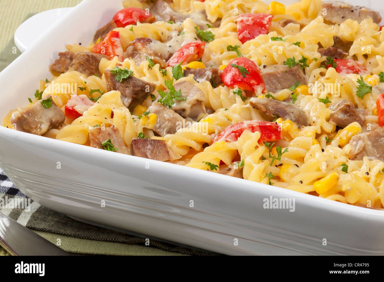 Una manera sabrosa de utilizar sobras de carne asada, esta pasta hornee  incluye carne de cerdo, maíz, pimiento rojo y fundir queso Fotografía de  stock - Alamy