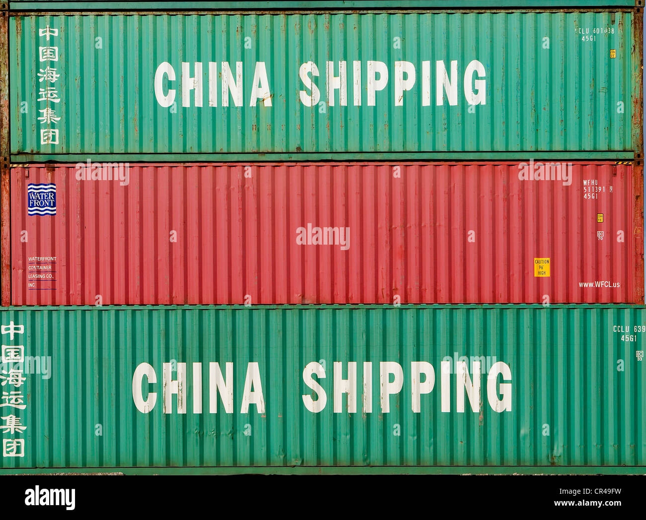 Shipping containers stacked on top fotografías e imágenes de alta