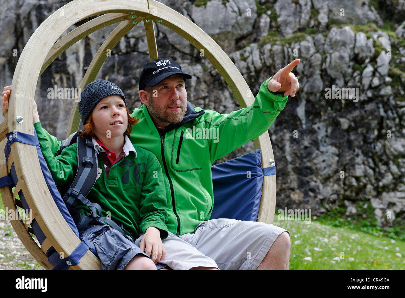El padre y el hijo en la cumbre, Gipfel-Erlebnisweg aventura Trail a Alpspitzbahn, Garmisch-Partenkirchen, rango de Wetterstein Foto de stock