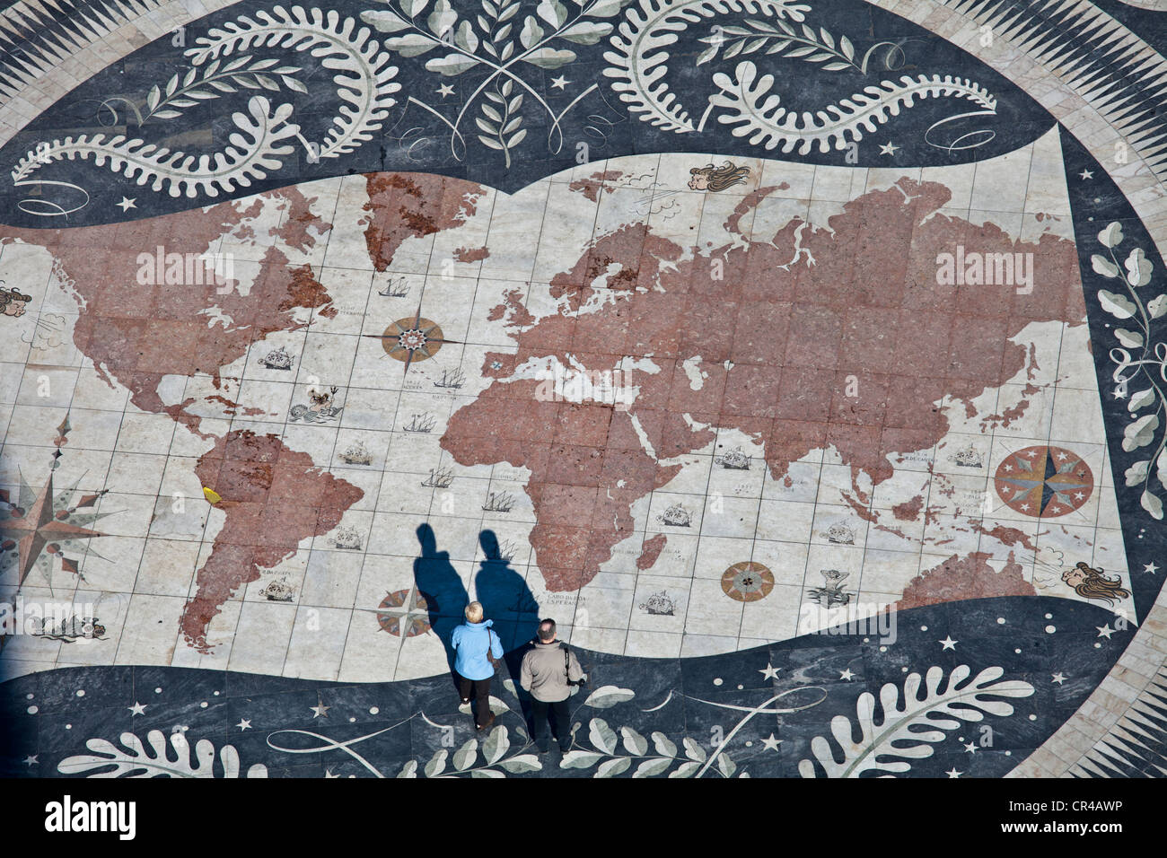 Los turistas en un gigantesco mapa del mundo al pie del monumento a los Descubrimientos, Padrao dos Descobrimentos, Belem, Lisboa, Portugal Foto de stock