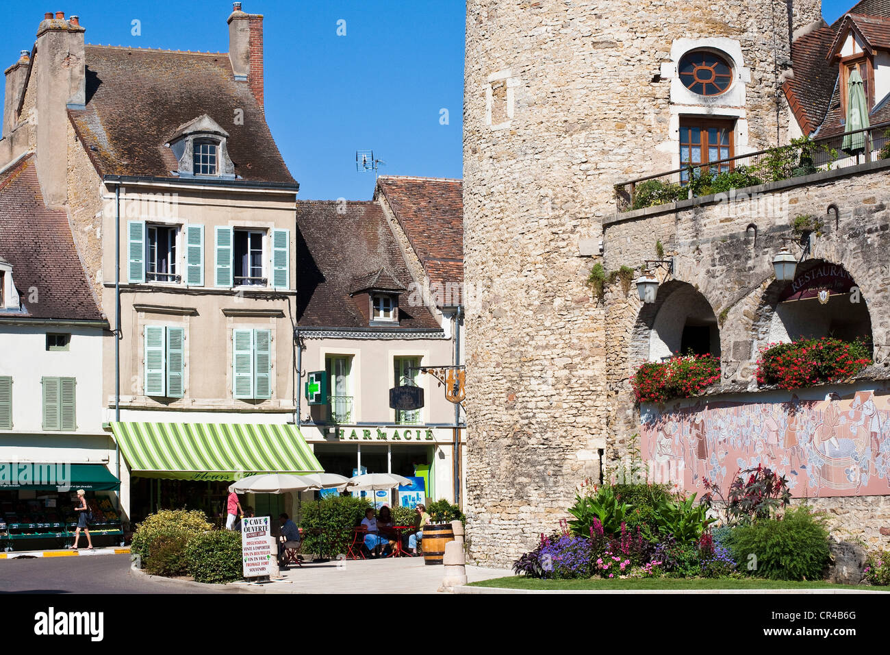 Francia, Saône et Loire, Buxy, la central y la Torre roja Foto de stock