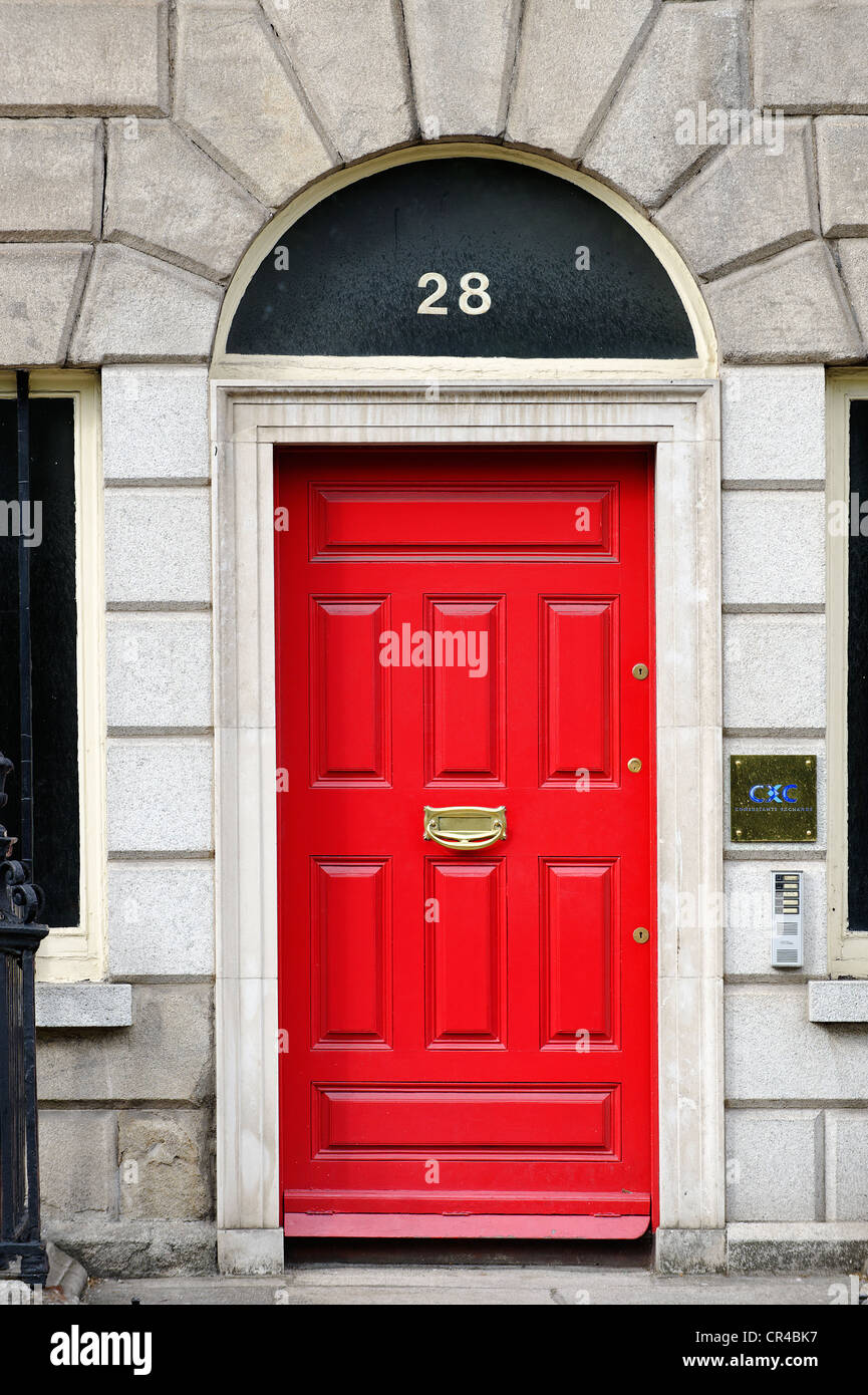 Puerta frontal de color de una fila casa cerca de Merrion park, en Dublín, República de Irlanda, Europa Foto de stock