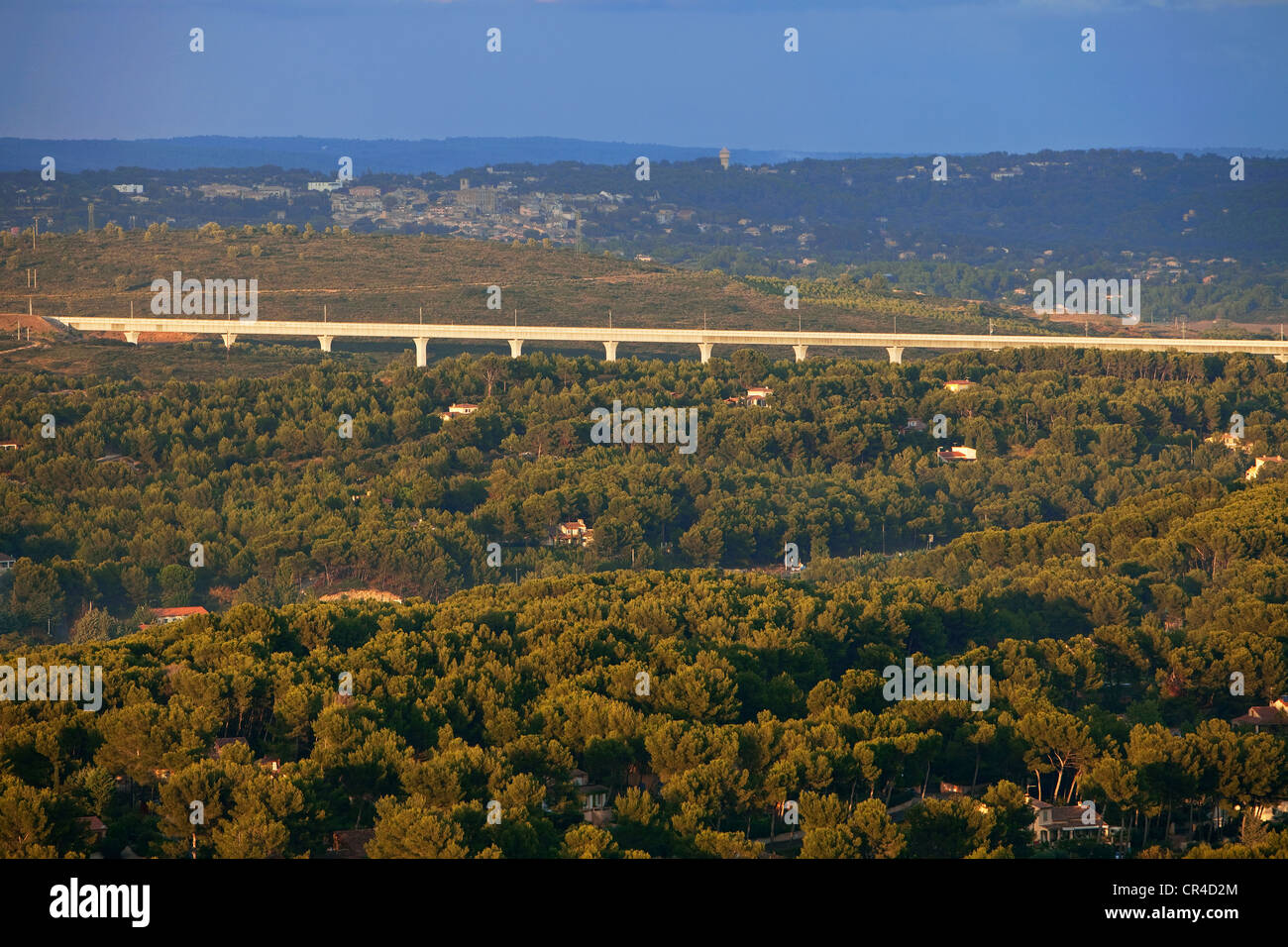 Francia, Bouches du Rhône, viaducto de tren TGV entre Eguilles y Ventabren Foto de stock
