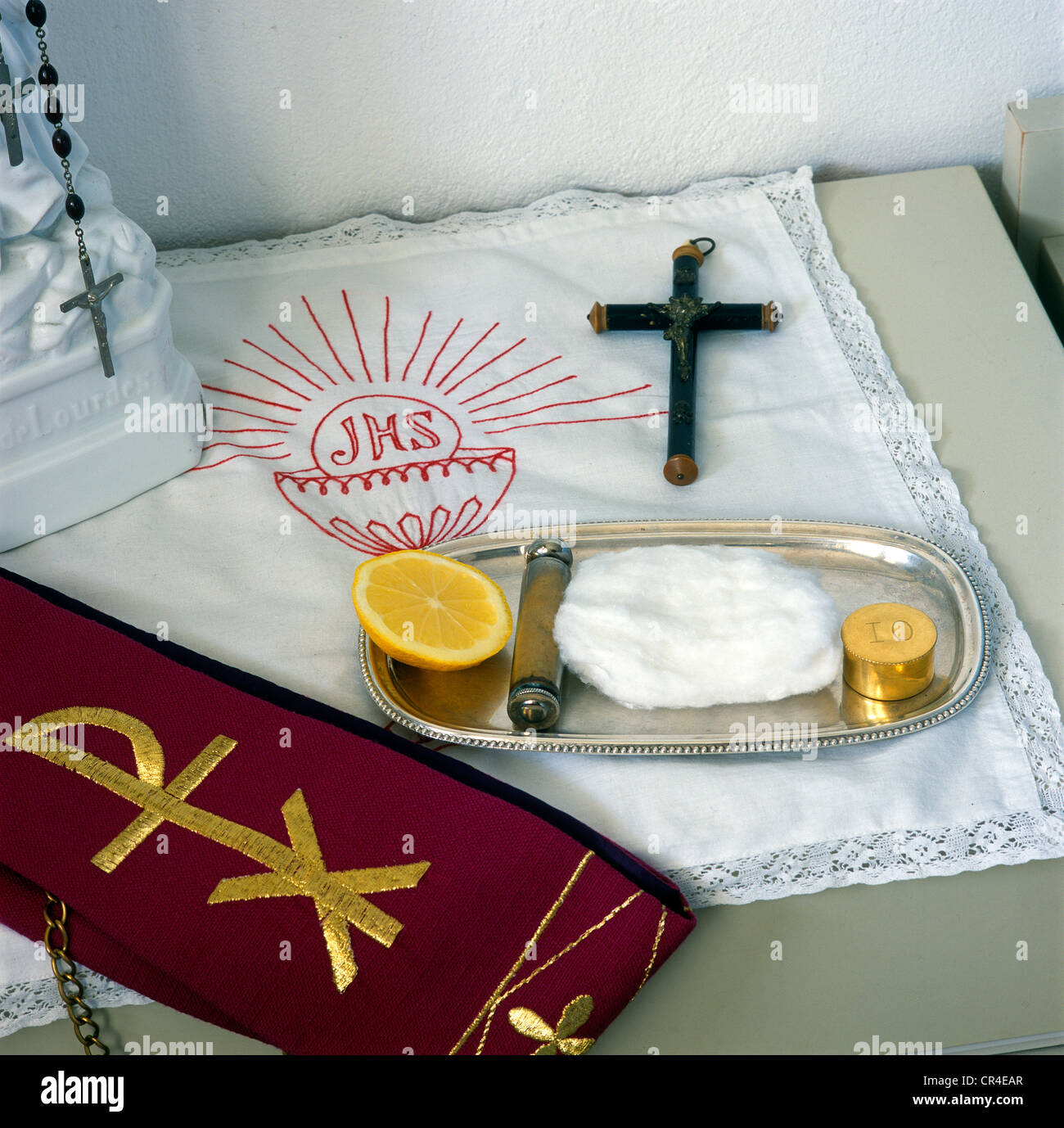 Utensilios para la unción de los enfermos, Pyxis, rociadores de agua santa, algodón, cruz, robaron Foto de stock