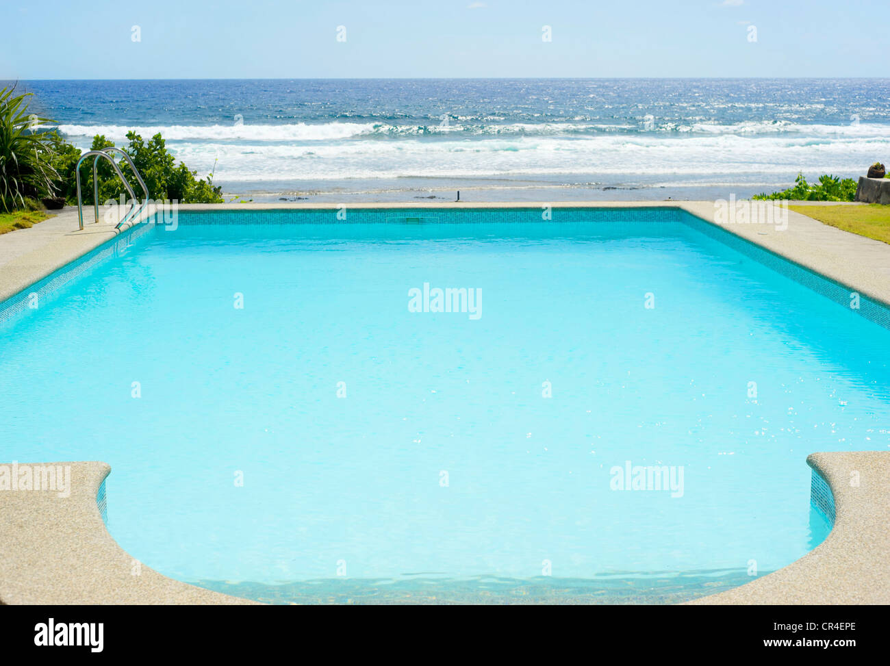 Piscina en una playa tropical, Calicoan isla, Filipinas Foto de stock