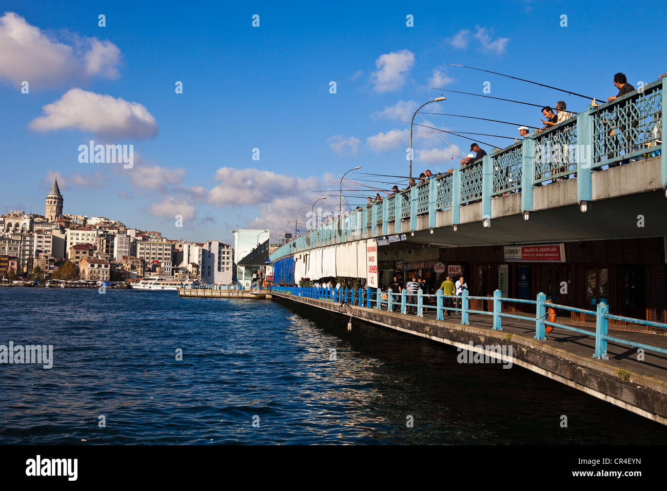 Turquía, Estambul, pescadores en el puente de Galata sobre el Cuerno de Oro estrecho Foto de stock
