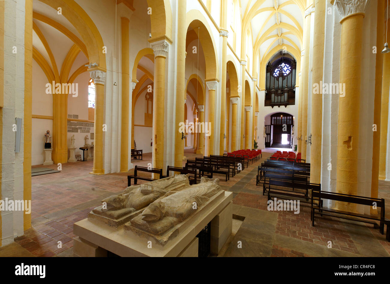 Bourbon la estatua yacente, la Iglesia de Souvigny, Moulins, Allier, Auvernia, Francia, Europa Foto de stock