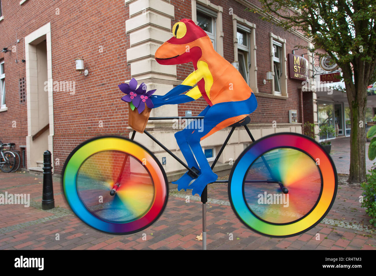 Meteorólogo 'rana' en una bicicleta, el Wind chimes, Papenburg, Baja Sajonia, Alemania, Europa Foto de stock