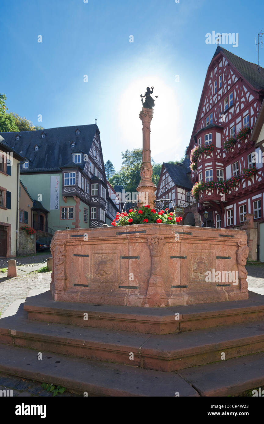 Aldea fuente en la plaza del mercado, Miltenberg, Baja Franconia, Franconia, Baviera, Alemania, Europa Foto de stock