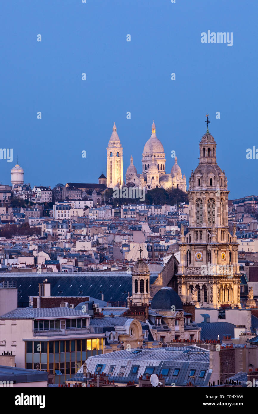 Francia, París, Montmartre, la Basílica du Sacré Coeur (Basílica del Sagrado Corazón y el campanario de la iglesia de Sainte Trinite Foto de stock