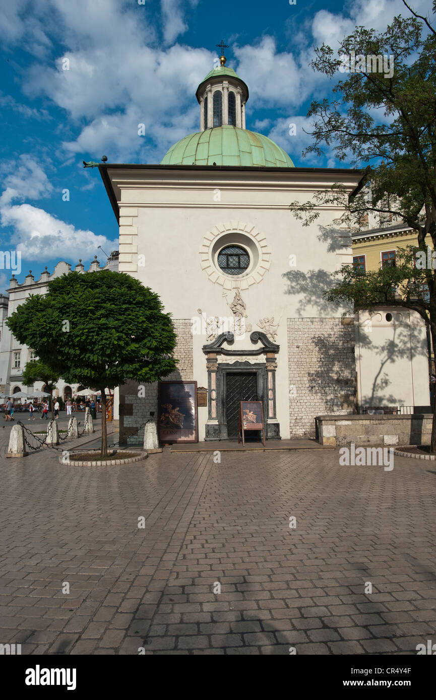 La Iglesia de san Adalberto, Rynek o plaza del mercado de Cracovia, de Malopolska, en Polonia, Europa Foto de stock