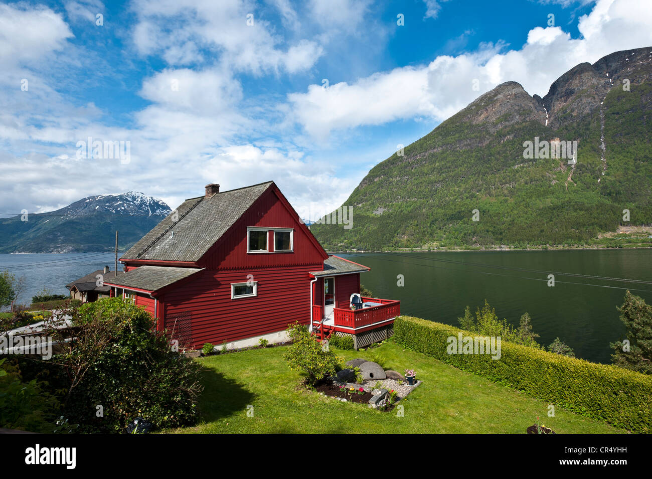 Típica casa de madera roja en el fiordo Hardanger, Noruega, Escandinavia, Europa del Norte, PublicGround Foto de stock