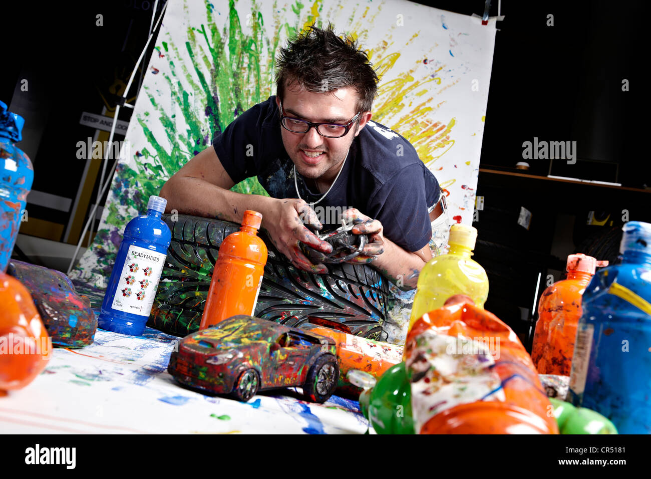 Ian Cook de Pop Color Bang ilustra a su estudio en Gaydon. Ian crea pinturas con coches de control remoto Foto de stock