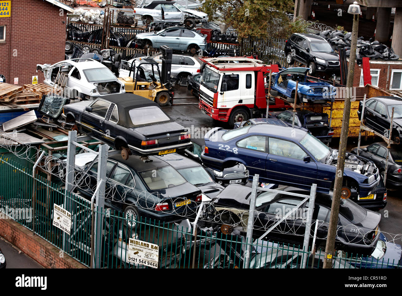 La chatarra de automóviles esperan su desguace en un coche breakers yard. El metal es reciclado y luego hizo en diferentes productos Foto de stock