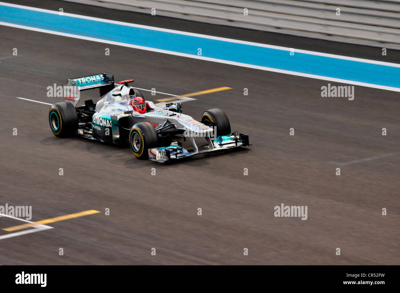 Coche de carreras de Fórmula Uno, Michael Schumacher, Alemania, Número 7, de inicio del equipo Mercedes-GP en el Circuito Yas Marina raza Foto de stock