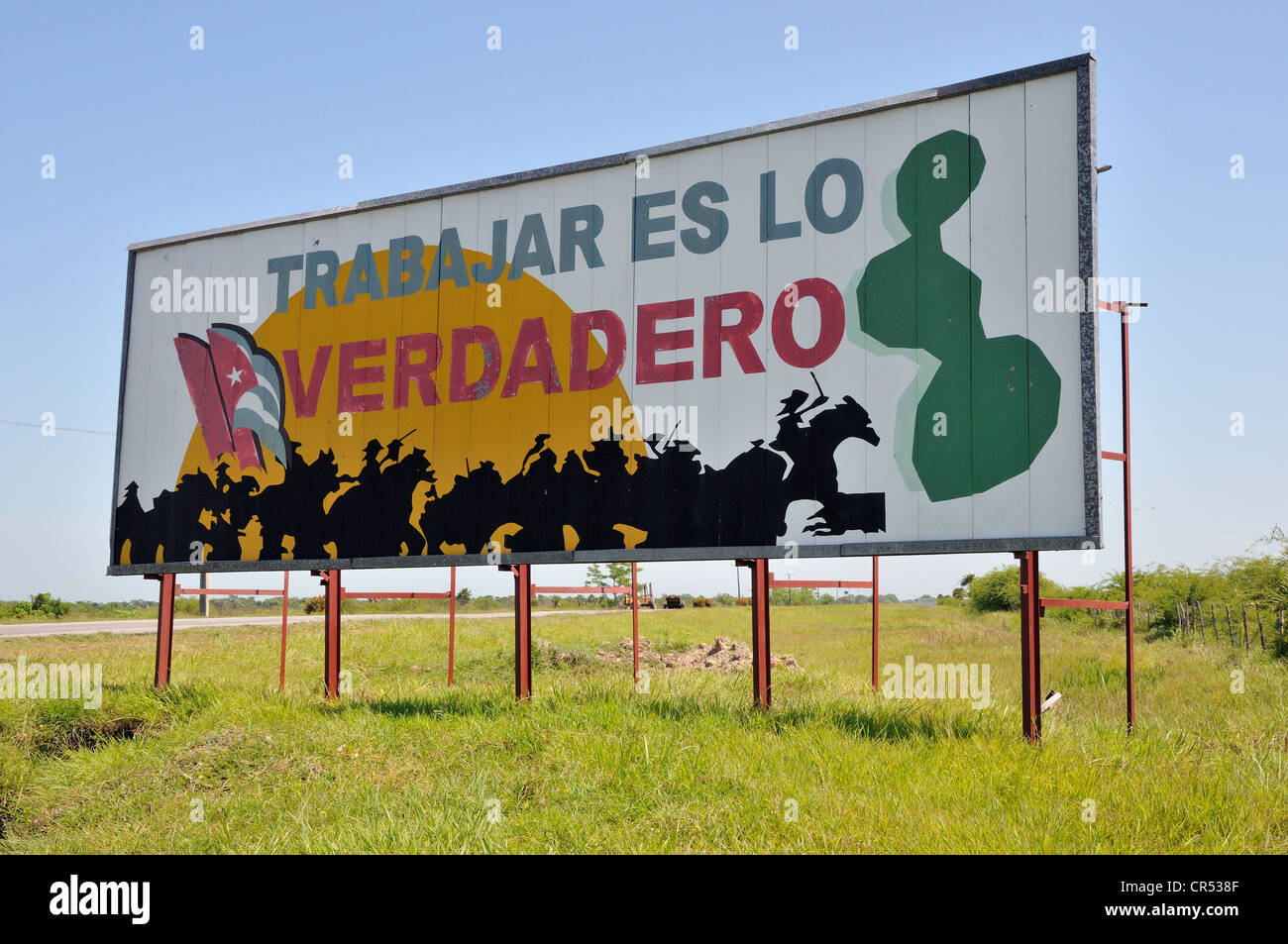Propaganda revolucionaria, "Trabajar es lo verdadero", Español para "el trabajo es la verdad', cerca de Camagueey, Cuba, El Caribe Foto de stock
