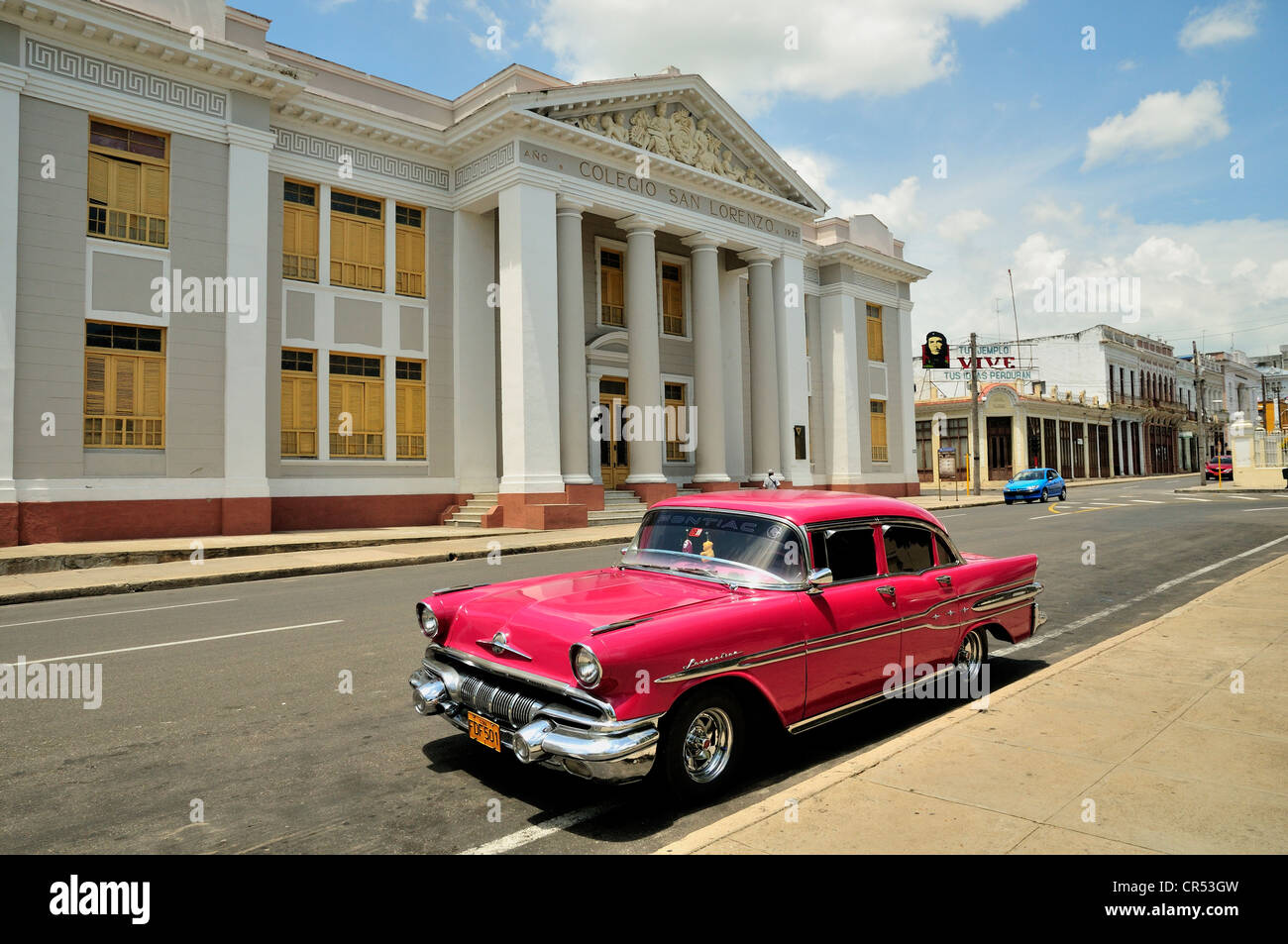 Pontiac, clásico coche estacionado en frente del Colegio San Lorenzo escuela junto al Parque Parque Martí, Cienfuegos, Cuba, El Caribe Foto de stock