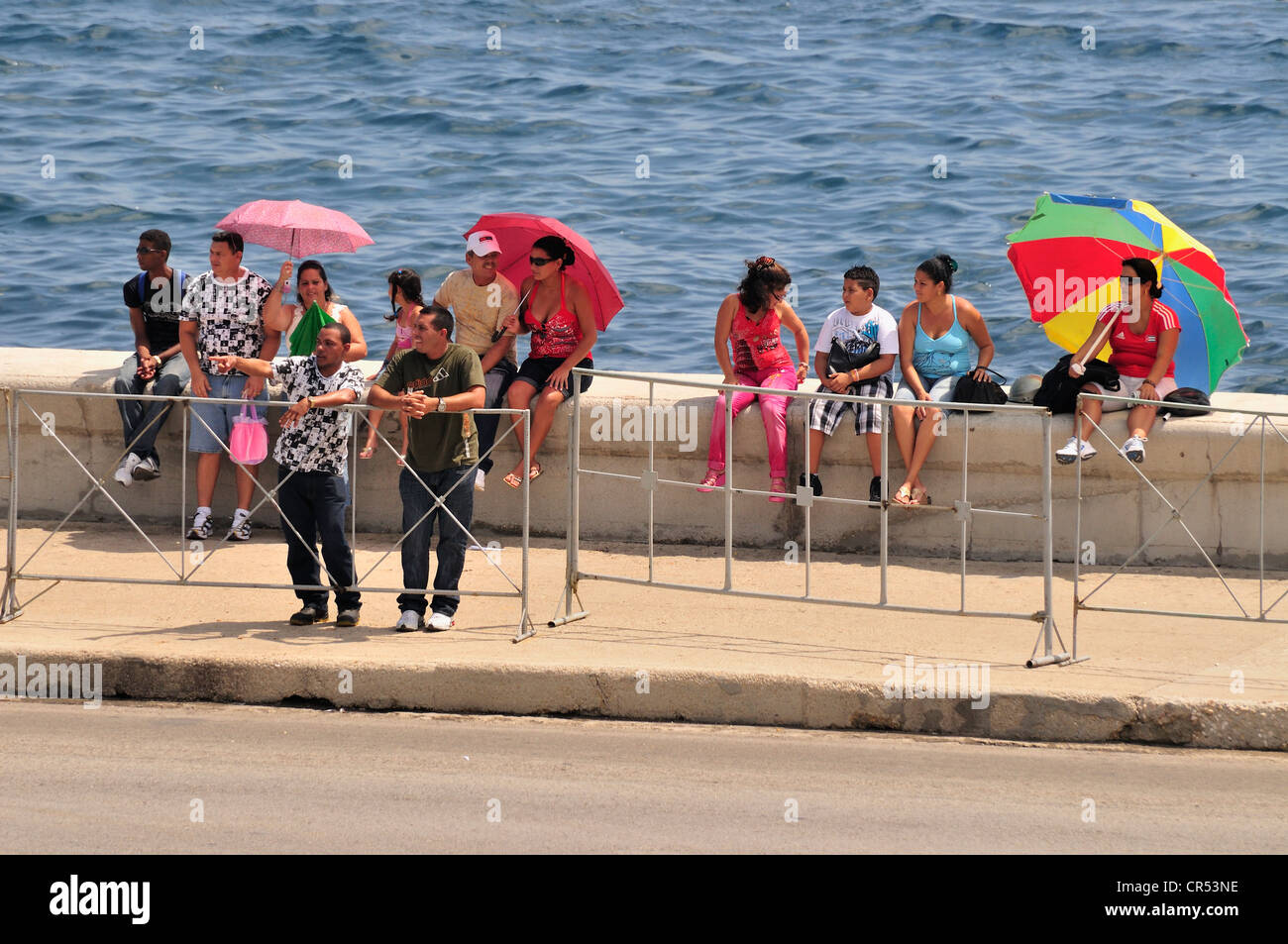 Los cubanos en la explanada del Malecón de La Habana, Cuba, El Caribe Foto de stock