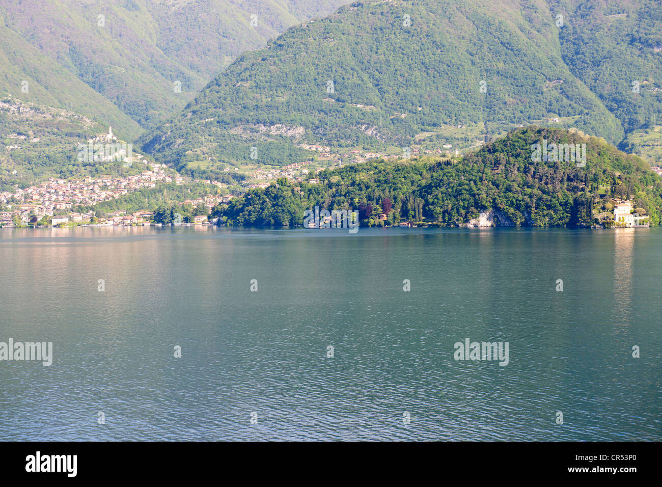 Vistas desde Lezzeno(lado oriental del Lago de Como) de Villa Balbianello,en las afueras de la ciudad cabecera de Lenno,Lago de Como,Lagos Italianos,Italia Foto de stock