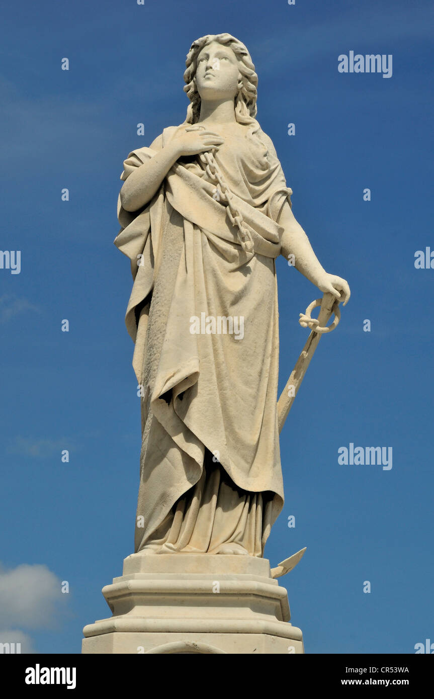 Estatua en una de las tumbas monumentales, el cementerio de Colón, el Cementerio Cristóbal Colón, nombrado después de Cristóbal Colón, en La Habana. Foto de stock
