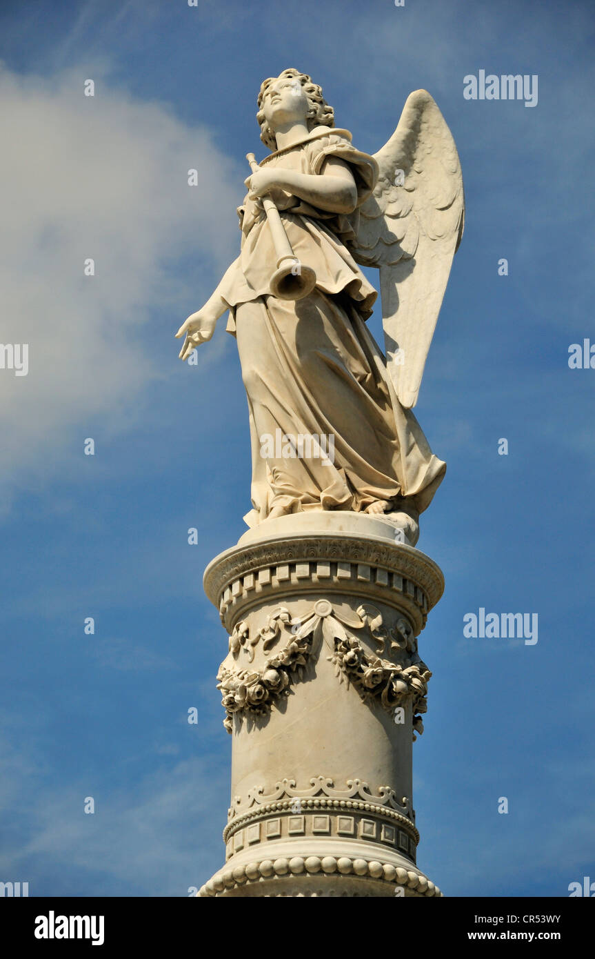 Estatua de un ángel en una de las tumbas monumentales, el cementerio de Colón, el Cementerio Cristóbal Colón, nombrado después de Cristóbal Colón Foto de stock