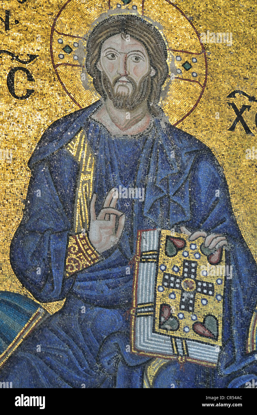 Mosaico de la bendición de Jesús Cristo, del siglo XII, en el sur de la galería, Hagia Sophia, Estambul, Turquía, Europa Foto de stock