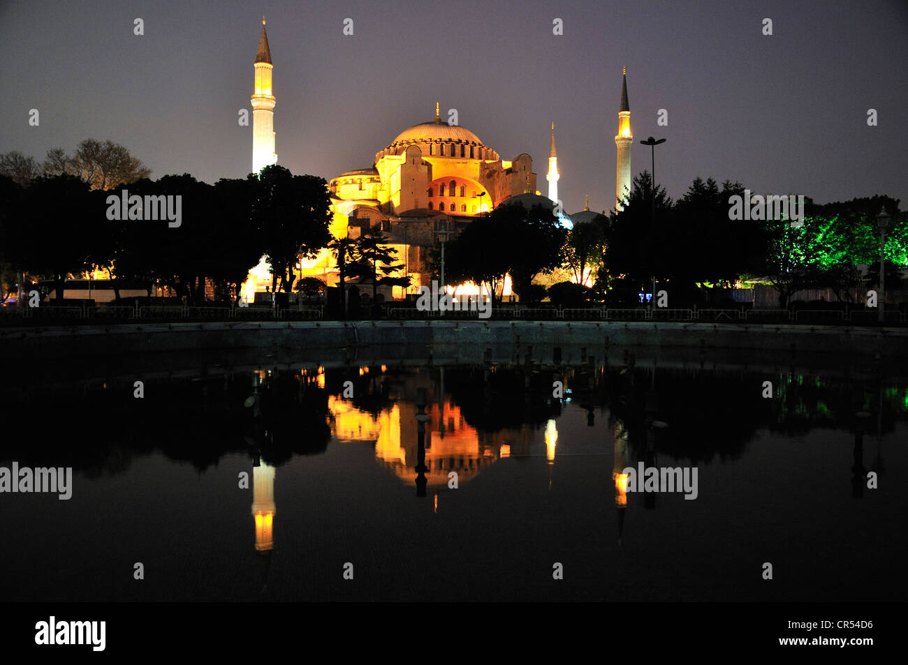 Hagia Sophia o Santa Sofía, una iglesia bizantina, luego una mezquita y ahora un museo, en la última luz del día, Estambul Foto de stock