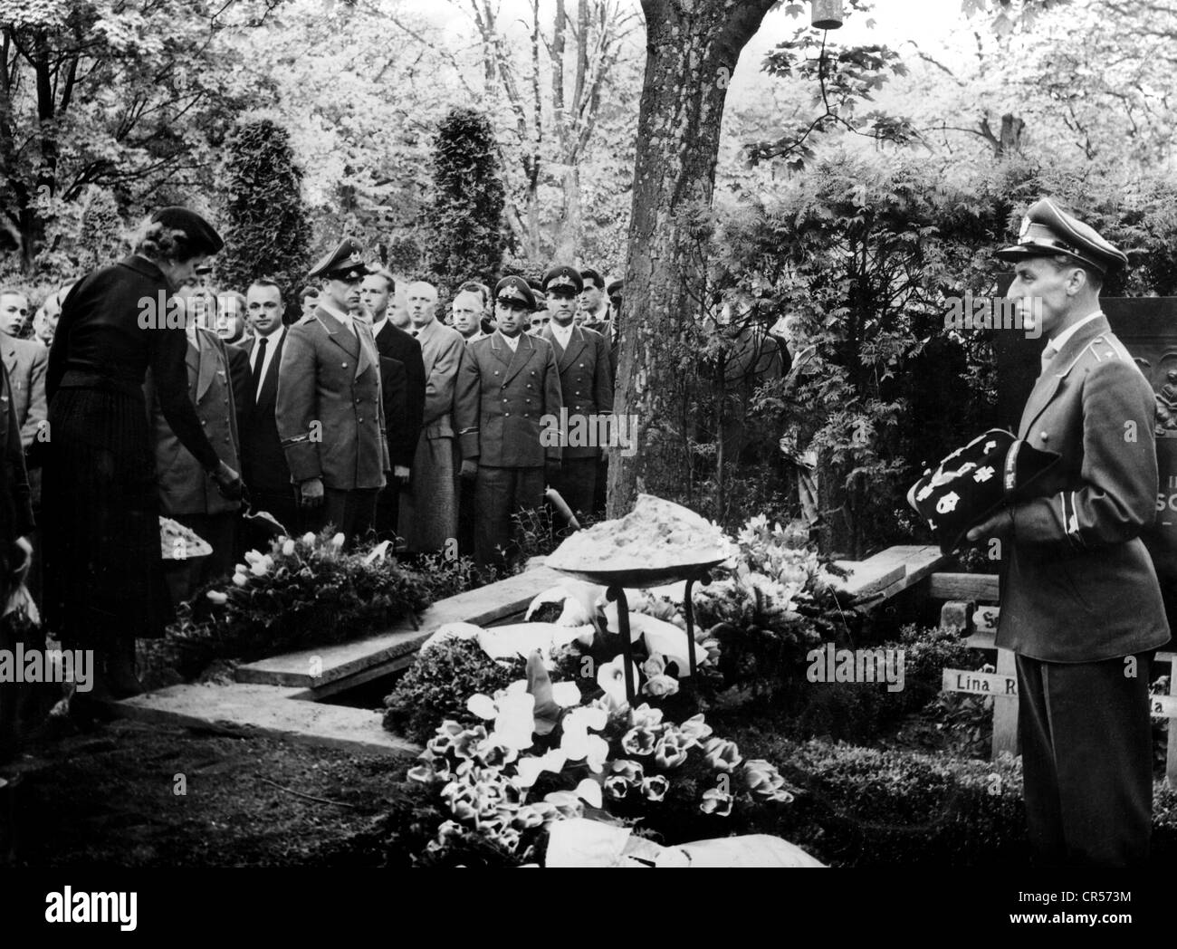 Baer, Heinz, 25.3.1913 - 28.4.1957, aviador alemán, muerte, funeral, Frankfurt en el Main, 3.5.1957, coffin, la famosa piloto Hanna Reitsch (izquierda) pagando sus últimos respectos en la tumba, Foto de stock